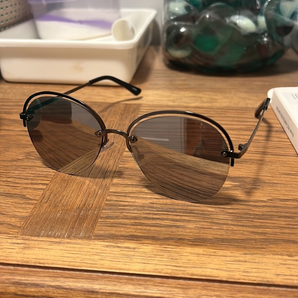 Lucky Brand De Rigo Gunmetal Mirrored Sunglasses - Picture 4 of 5